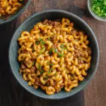 Alt text: A delicious bowl of homemade cheeseburger macaroni recipe, showcasing tender pasta mixed with seasoned ground beef, melted cheese, and garnished with fresh herbs.